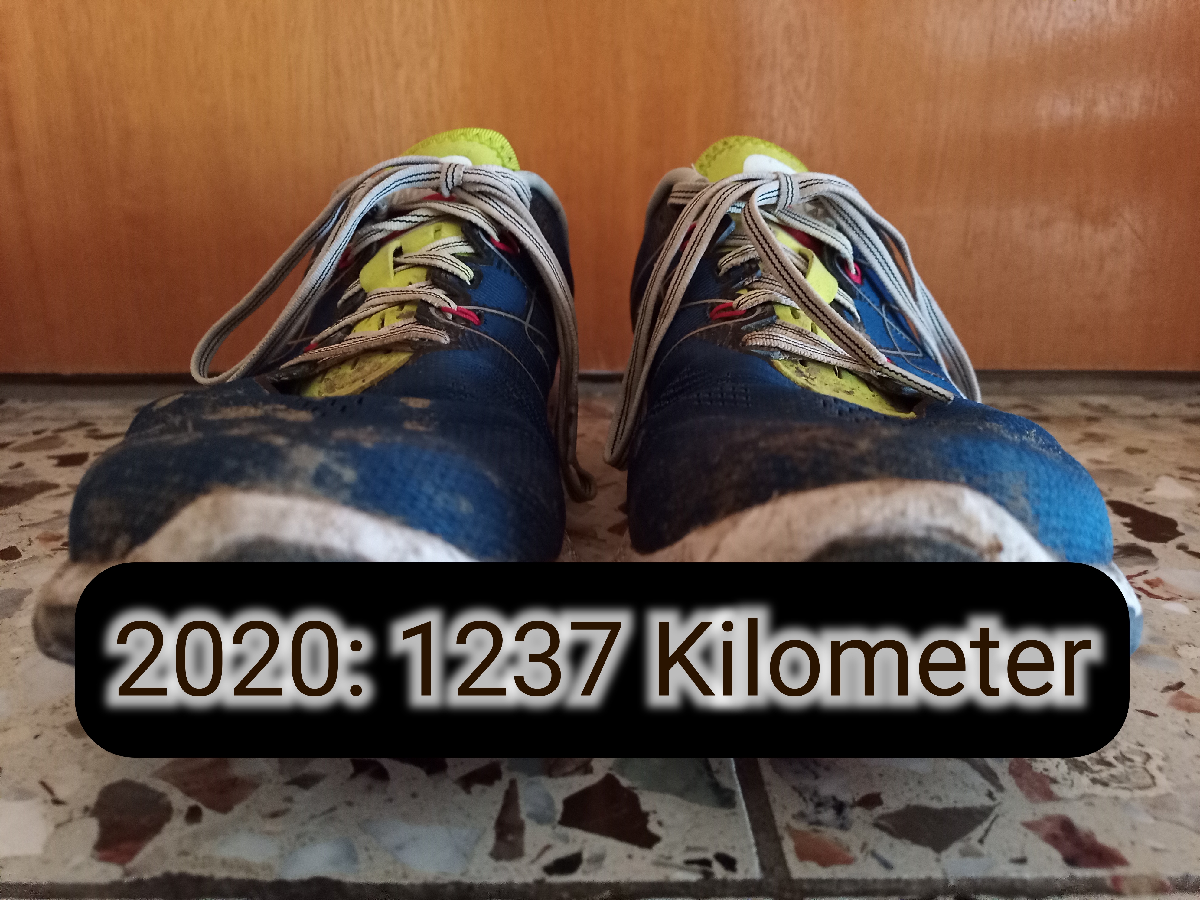Ein Paar Laufschuhe mit der Unterschrift "2020: 1237 Kilometer"
